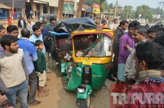 Four injured in a road mishap